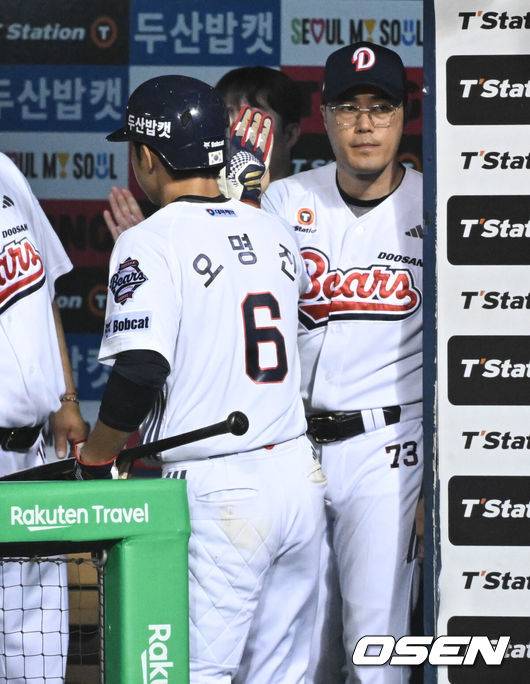 [OSEN=잠실, 조은정 기자]22일 오후 서울 잠실야구장에서 2025 신한 SOL Bank KBO리그 두산 베어스와 한화 이글스의 경기가 열렸다.이날 두산은 잭로그, 한화는 문동주를 선발로 내세웠다.두산 조성환 감독대행이 9회말 1사 3루 두산 양의지의 적시타에 득점을 올린 오명진을 맞이하고 있다. 2025.07.22 /cej@osen.co.kr