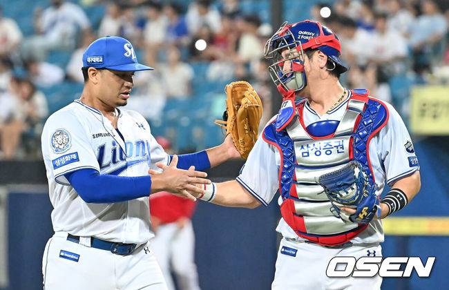 [OSEN=대구, 이석우 기자] 23일 대구삼성라이온즈파크에서 2025 신한 SOL 뱅크 KBO 리그 삼성 라이온즈와 SSG 랜더스의 경기가 열렸다. 홈팀 삼성은 가라비토가, 방문팀 SSG는 김건우가 선발 출전했다. 삼성 라이온즈 선발 투수 가라비토가 7회초 2사 SSG 랜더스 한유섬을 삼진으로 잡고 강민호와 기쁨을 나누고 있다. 2025.07.23 / foto0307@osen.co.kr