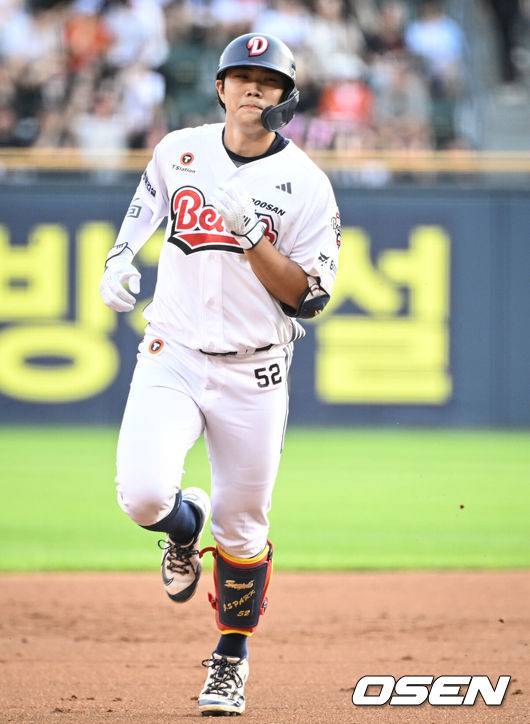 [OSEN=잠실, 조은정 기자]23일 오후 서울 잠실야구장에서 2025 신한 SOL Bank KBO리그 두산 베어스와 한화 이글스의 경기가 열렸다.이날 두산은 최민석, 한화는 황준서를 선발로 내세웠다.1회말 2사 두산 박준순이 좌월 솔로 홈런을 날린 뒤 베이스를 돌고 있다. 2025.07.23 /cej@osen.co.kr