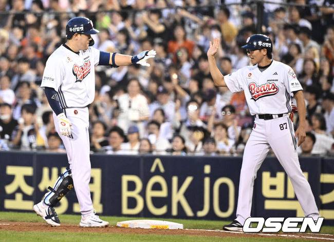 [OSEN=잠실, 조은정 기자]23일 오후 서울 잠실야구장에서 2025 신한 SOL Bank KBO리그 두산 베어스와 한화 이글스의 경기가 열렸다.이날 두산은 최민석, 한화는 황준서를 선발로 내세웠다.1회말 1사 3루 두산 양석환이 적시타를 날린 뒤 기뻐하고 있다. 2025.07.23 /cej@osen.co.kr
