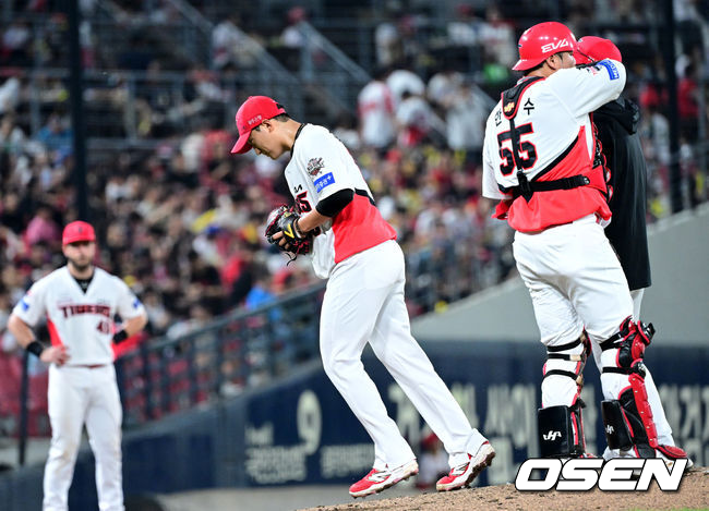 [OSEN=광주, 최규한 기자] 23일 광주-기아 챔피언스필드에서 ‘2025 신한 SOL Bank KBO리그’ KIA 타이거즈와 LG 트윈스의 경기가 열렸다.홈팀 KIA는 김도현, 방문팀 LG는 요니 치리노스를 선발로 내세웠다.7회초 무사 1루 상황 KIA 선발 김도현이 마운드를 내려가고 있다. 2025.07.23 / dreamer@osen.co.kr