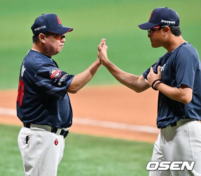 [OSEN=고척, 민경훈 기자] 23일 오후 서울 고척스카이돔에서 ‘2025 신한 SOL Bank KBO리그’ 키움 히어로즈와 롯데 자이언츠의 경기가 열렸다.이 경기에서 롯데는 키움에 4-1로 승리했다.&nbsp;롯데 선발투수 박세웅은 7이닝 동안 95구를 던지며 6피안타 1사구 6탈삼진 1실점으로 호투, 시즌 10승째를 따냈다. 내복사근 부상에서 회복, 이날 1군 엔트리에 복귀한 고승민은 3타수 2안타 1타점으로 활약했다. 레이예스는 4타수 3안타 3타점을 기록했다.&nbsp;경기를 마치고 롯데 승리투수 박세웅이 김태형 감독과 하이파이브를 하고 있다. 2025.07.23 / rumi@osen.co.kr