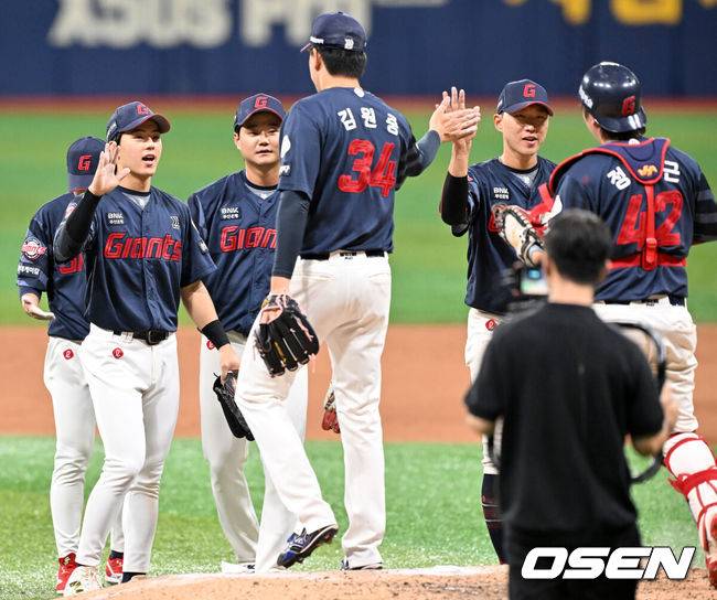 [OSEN=고척, 민경훈 기자] 23일 오후 서울 고척스카이돔에서 ‘2025 신한 SOL Bank KBO리그’ 키움 히어로즈와 롯데 자이언츠의 경기가 열렸다.이 경기에서 롯데는 키움에 4-1로 승리했다.&nbsp;롯데 선발투수 박세웅은 7이닝 동안 95구를 던지며 6피안타 1사구 6탈삼진 1실점으로 호투, 시즌 10승째를 따냈다. 내복사근 부상에서 회복, 이날 1군 엔트리에 복귀한 고승민은 3타수 2안타 1타점으로 활약했다. 레이예스는 4타수 3안타 3타점을 기록했다.&nbsp;경기를 마치고 롯데 선수들이 마운드 위에서 승리의 기쁨을 나누고 있다. 2025.07.23 / rumi@osen.co.kr