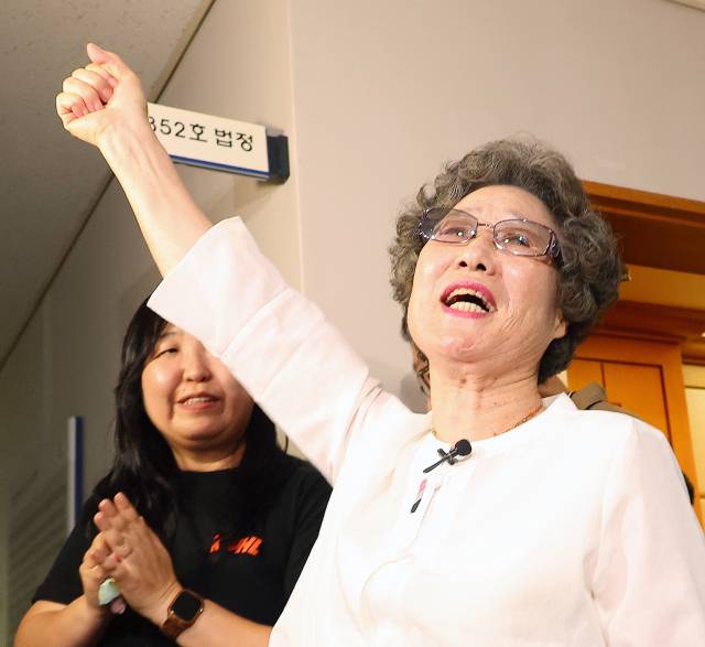▲61년 전 자신을 성폭행하려던 남성의 혀를 깨물어 중상해 혐의 유죄 판결을 받았던 최말자(78)씨가 23일 부산지법에서 열린 재심 첫 공판을 마치고 법정을 나서며 손을 치켜 들며 "이겼습니다"를 외치고 있다. 이날 검찰은 "정당방위가 인정된다"며 무죄를 구형했다. 최씨는 18세이던 1964년 5월 6일 자신을 성폭행하려던 남성 노모 씨의 혀를 깨물어 1.5㎝가량 절단되게 한 혐의로 부산지법에서 징역 10월에 집행유예 2년을 선고받았다. 최씨는 성폭행에 저항한 정당방위라고 주장했으나 당시 법원은 받아들이지 않았다. ⓒ연합뉴스