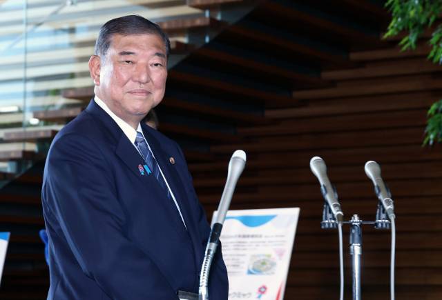 ▲23일 일본 도쿄 총리관저에서 이시바 시게루 일본 총리가 미일 무역합의 관련 취재진과 이야기를 나누고 있다. ⓒEPA=연합뉴스