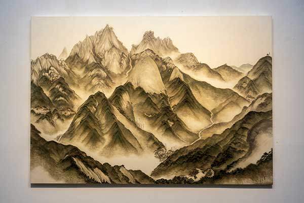 가로 길이가 5m가 넘는 대형작품 '북한산전로'. 자세히 보면 산행 중 만난 사람들과 독백 같은 말을 적어놓았다.