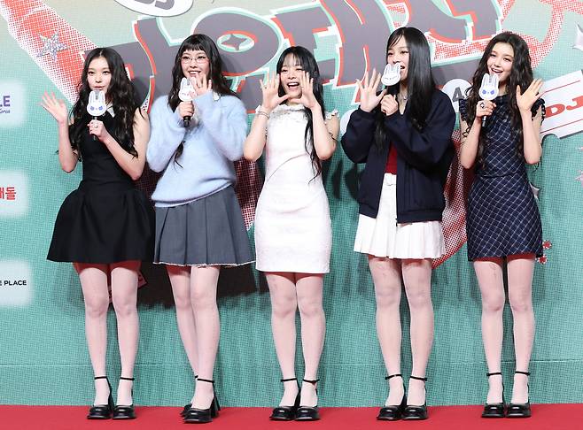 걸그룹 뉴진스가 지난해 12월25일 ‘2024 SBS 가요대전’&nbsp;레드카펫 행사에 참석해 포즈를 취하고 있다. 뉴스1