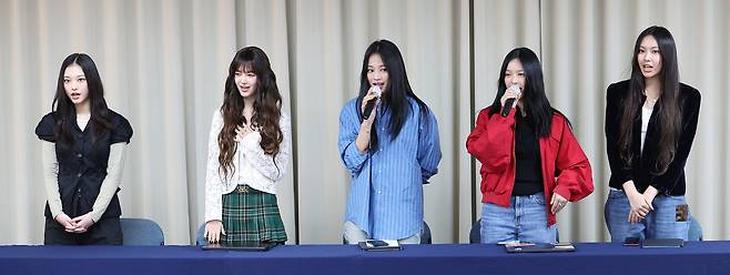 걸그룹 뉴진스가 지난해 11월 전속계약 해지 관련 기자회견을 하고 있다. 뉴스1