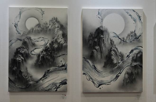 전통산수화를 현대 시각으로&nbsp;재해석한 정희진의 작품들은 시간의 흐름 속에서도 결코 변치 않는&nbsp;아름다움을 추구한다.&nbsp;