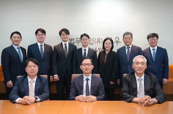 법무법인 화우의 새정부노동정책 태스크포스(TF)에 소속된 변호사들이 기념촬영을 하고 있다. 왼쪽 첫 번째 줄부터 반시계방향으로 박삼근·박찬근 변호사, 배상윤 수석전문위원, 신현수 전문위원, 권영순 고문, 이나연 노무사, 홍성·우람·양시훈·이정우 변호사. 화우 제공