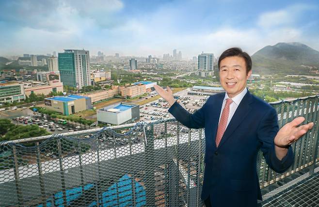 전성수 서울 서초구청장이 지난 21일 ‘양재 인공지능(AI)특구’의 핵심 거점 중 하나인 강남데이터센터에서 특구의 미래 청사진에 대해 설명하고 있다. 서초구 제공