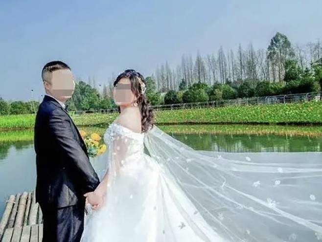 ‘리화’라는 가명을 쓴 여성과 8년간 5번 정도밖에 만나지 않았던 남성은 그녀와 함께 결혼사진 촬영을 했다. QQ닷컴