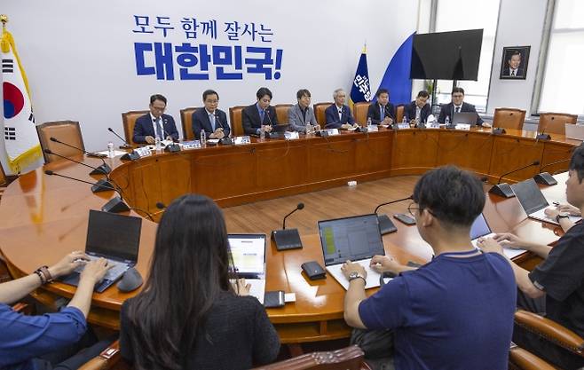 더불어민주당 정치검찰 조작 기소 대응 TF 2차 회의 - 더불어민주당 정치검찰 조작기소대응 태스크포스(TF) 단장인 한준호 최고위원이 23일 국회에서 열린 TF 2차 회의에서 발언하고 있다. 2025.7.23