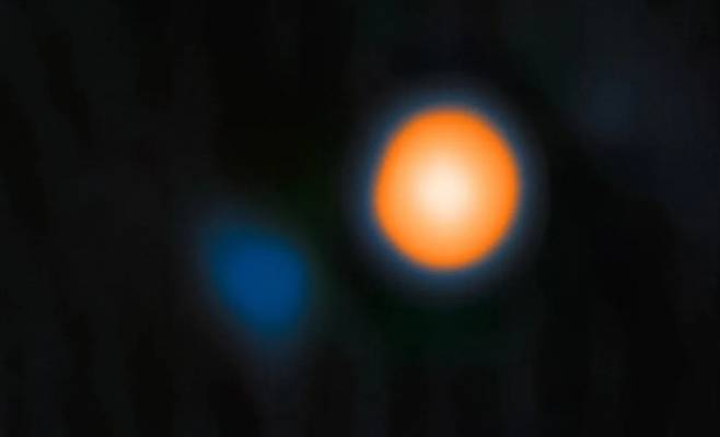 제미니 노스 망원경에 장착된 알로페케로 관측한 베텔게우스(오른쪽)와 동반성(푸른색).  International Gemini Observatory/NOIRLab/NSF/AURAImage Processing: M. Zamani (NSF NOIRLab)