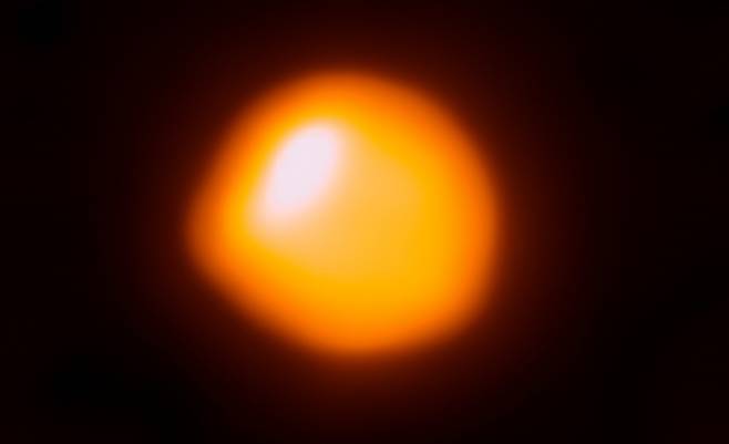 세계 최대 전파망원경 ‘알마’(ALMA)로 포착한 베텔게우스의 모습. 사진=ALMA(ESO/NAOJ/NRAO)/E.O’Gorman/P.Kervella)