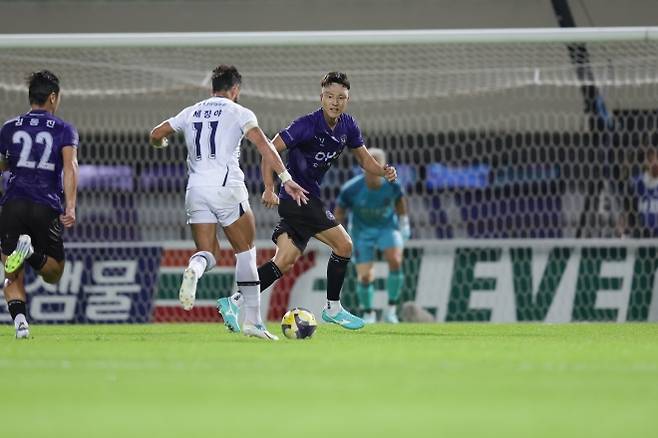 Anyang FC Kwon Kyung -won is blocking Sejingya in the home game against Daegu FC in the 2025 K League 1 23rd round at the Anyang Sports Complex on the 22nd. K -League provided