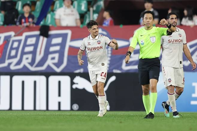 Suwon FC Willian is delighted after scoring in the away game against Pohang Steelers in the 2025 K League 1 23rd round in Pohang Steelyard on the 22nd. K -League provided