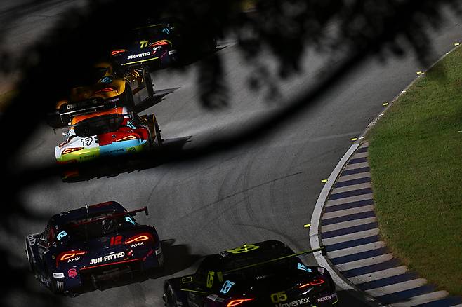 어둠 속을 질주하는 토요타 가주 레이싱 6000 클래스의 스톡카들. 사진: 김학수 기자