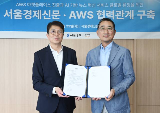 손동영(왼쪽) 서울경제신문·서울경제TV 대표이사 사장과 함기호 AWS코리아 대표가 22일 서울 종로구 서울경제신문 대회의실에서 AWS 마켓플레이스 진출과 인공지능(AI) 기반 뉴스 혁신 서비스 글로벌 론칭을 위한 ‘서울경제신문·AWS 협력관계 구축’ 행사를 가진 뒤 기념촬영을 하고 있다. 오승현 기자