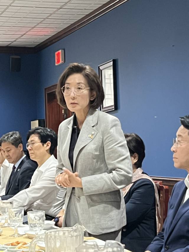 한미의원연맹 소속 방미단 공동단장인 나경원 국민의힘 의원이 22일(현지 시간) 워싱턴DC 인근에서 간담회를 하고 있다. 이태규 특파원