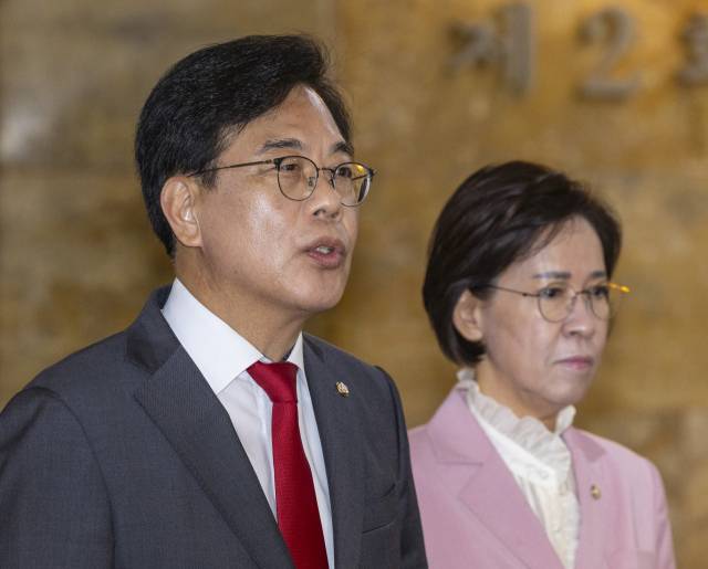 송언석 국민의힘 비상대책위원장 겸 원내대표가 23일 국회에서 강선우 여성가족부 장관 후보자 사퇴 소식이 알려진 뒤 취재진과 관련 인터뷰를 하고 있다. 연합뉴스