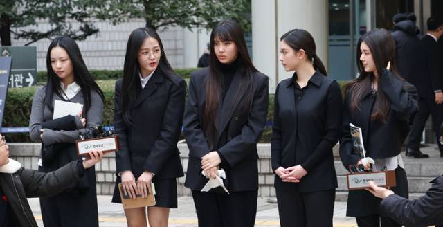 걸그룹 뉴진스가 3월 7일 서울 서초구 서울중앙지방법원에서 열린 ‘기획사 지위보전 및 광고계약 체결 등 금지’ 가처분 신청의 심문기일을 마쳤다. 연합뉴스