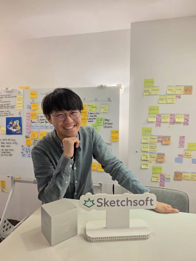 김용관 소프트스케치 대표가 23일 서울 역삼동 스케치소프트 본사에서 서울경제신문과의 인터뷰에서 페더 앱에 대해 설명하고 있다. 정혜진 기자