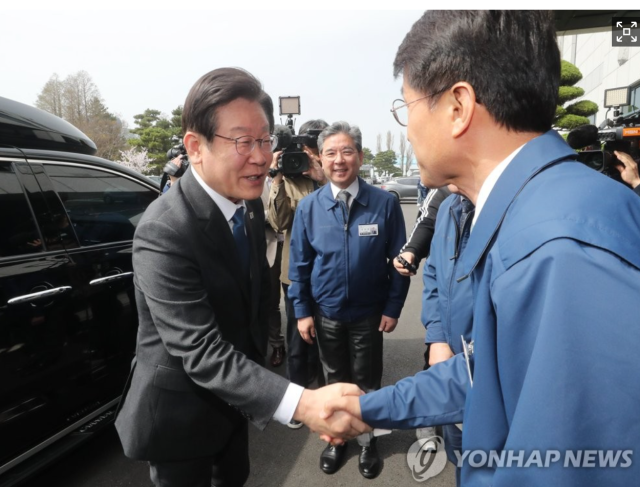 이재명 대통령이 더불민주당 대표 시절인 2023년 현대차 울산 공장을 방문해 회사 관계자와 악수하고 있다. 연합뉴스