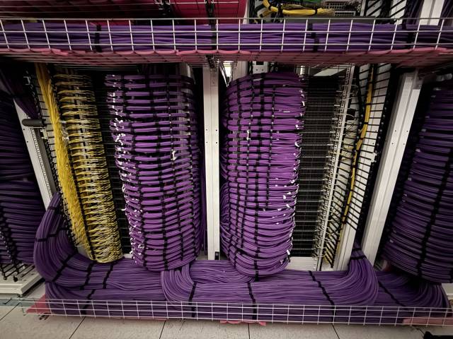 22일(현지 시간) 일론 머스크가 자신의 X(옛 트위터)에 공개한 콜로서스2 데이터센터의 서버랙