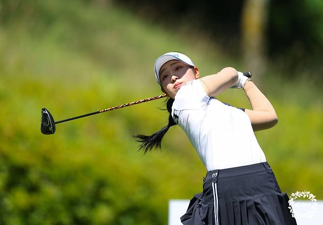 평균타수 1위, 대상 2위를 달리며 웬만한 우승자보다 더 좋은 성적을 과시하고 있는 유현조는 “현재까지 내 점수는 90점”이라며 “남은 시즌 동안 KB금융 스타챔피언십 타이틀 방어를 포함해 2승을 꼭 하고 싶다”고 말했다. 사진제공 | KLPGA