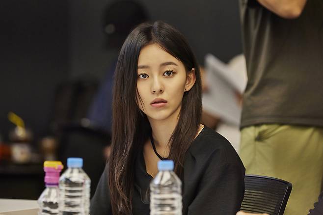 넷플릭스 오리지널 드라마 ‘지금 우리 학교는 2’에서 온조 역을 맡은 배우 박지후가 대본 연습을 하고 있다. 사진 넷플릭스