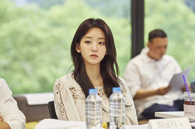 넷플릭스 오리지널 드라마 ‘지금 우리 학교는 2’에서 남라 역을 맡은 배우 조이현이 대본 연습을 하고 있다. 사진 넷플릭스