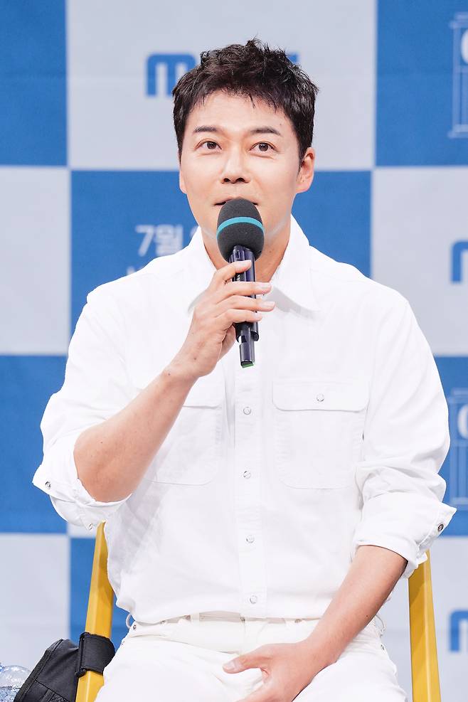 방송인 전현무가 21일 오후 서울 상암동 MBC 골든마우스홀에서 열린 새 시사교양 프로그램 ‘이유 있는 건축-공간의 여행자’ 제작발표회에 참석해 발언하고 있다. 사진 MBC