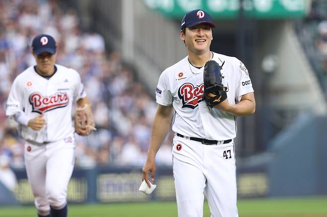 두산 곽빈이 3일 잠실 삼성전에서 투구한 뒤 마운드를 내려가고 있다. 두산베어스 제공