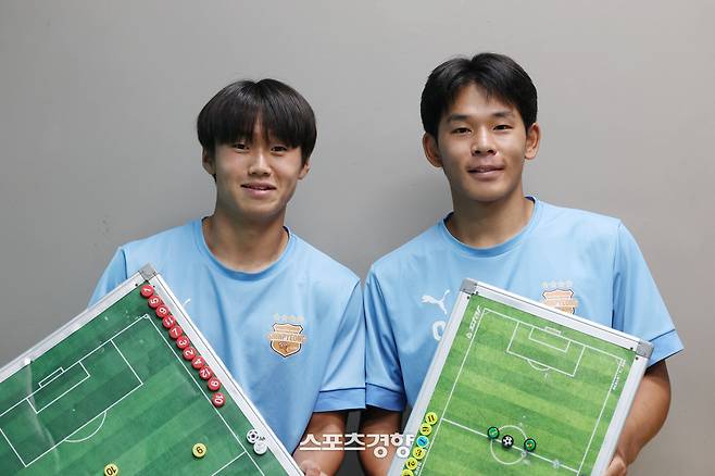 포르투갈 명문 포르티모넨스로 떠나는 충남 신평고 유동경(왼쪽)·안현이 지난 22일 충남 제천축구센터에서 경향신문과 인터뷰한 뒤 포즈를 취하고 있다. 2025.07.22 한수빈 기자