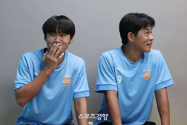 포르투갈 명문 포르티모넨스로 떠나는 충남 신평고 유동경(왼쪽)·안현이 지난 22일 충남 제천축구센터에서 경향신문과 인터뷰하고 있다. 2025.07.22 한수빈 기자