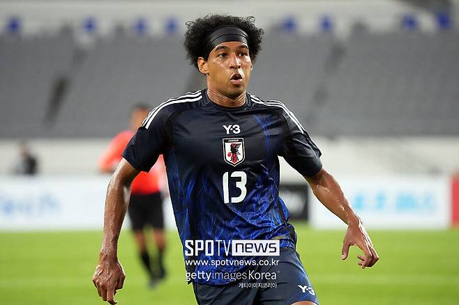 ▲ 한국 축구가 동아시안컵에서 일본에 또 패하면서 지속적인 열세에 빠졌다. 해외파를 포함한 베스트 일레븐 간의 대결은 아직 희망이 있지만 스쿼드 뎁스 측면에서는 확실히 밀리는 모습이다. 일본은 이번에 한국까지 잡고 3전 전승으로 우승했는데 정작 1군에 경합할 만한 선수가 많지 않다는 결론을 내렸다. 그나마 한일전 결승골 주인공 저메인 료만 합격점을 받았다.