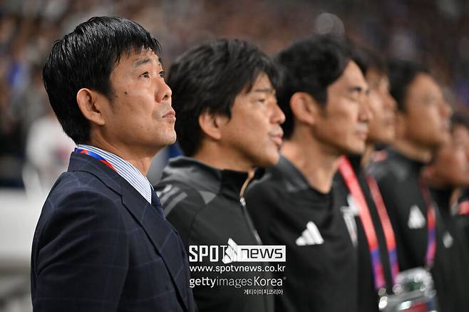 ▲ 한국 축구가 동아시안컵에서 일본에 또 패하면서 지속적인 열세에 빠졌다. 해외파를 포함한 베스트 일레븐 간의 대결은 아직 희망이 있지만 스쿼드 뎁스 측면에서는 확실히 밀리는 모습이다. 일본은 이번에 한국까지 잡고 3전 전승으로 우승했는데 정작 1군에 경합할 만한 선수가 많지 않다는 결론을 내렸다. 그나마 한일전 결승골 주인공 저메인 료만 합격점을 받았다.
