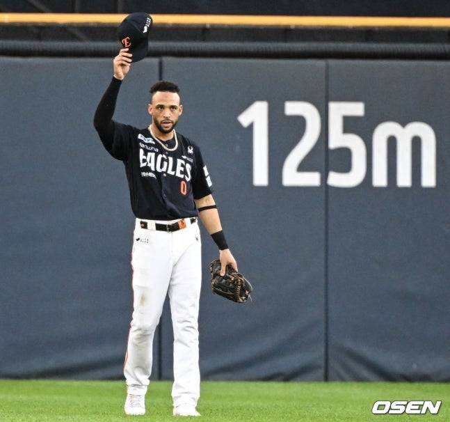 문동주의 인사에 화답하고 있는 리베라토.