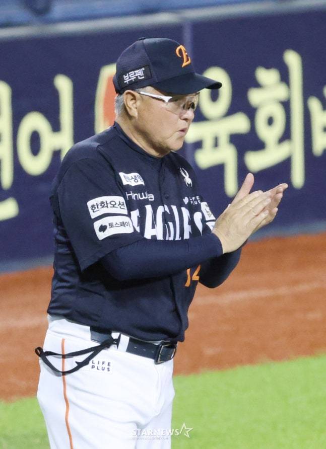 22일 두산전을 승리한 뒤 선수단에 박수를 쳐주고 있는 김경문 감독. /사진=김진경 대기자