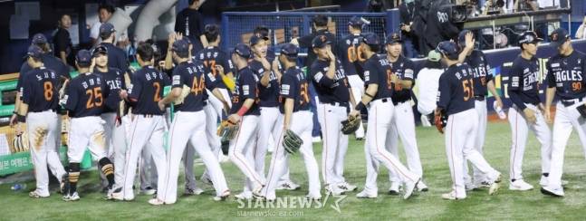 22일 경기 직후 하이파이브를 하는 한화 선수단. /사진=김진경 대기자