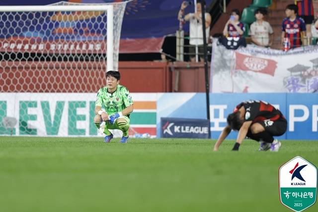 수원FC전에서 좌절하는 홍성민(왼쪽). /사진=한국프로축구연맹 제공