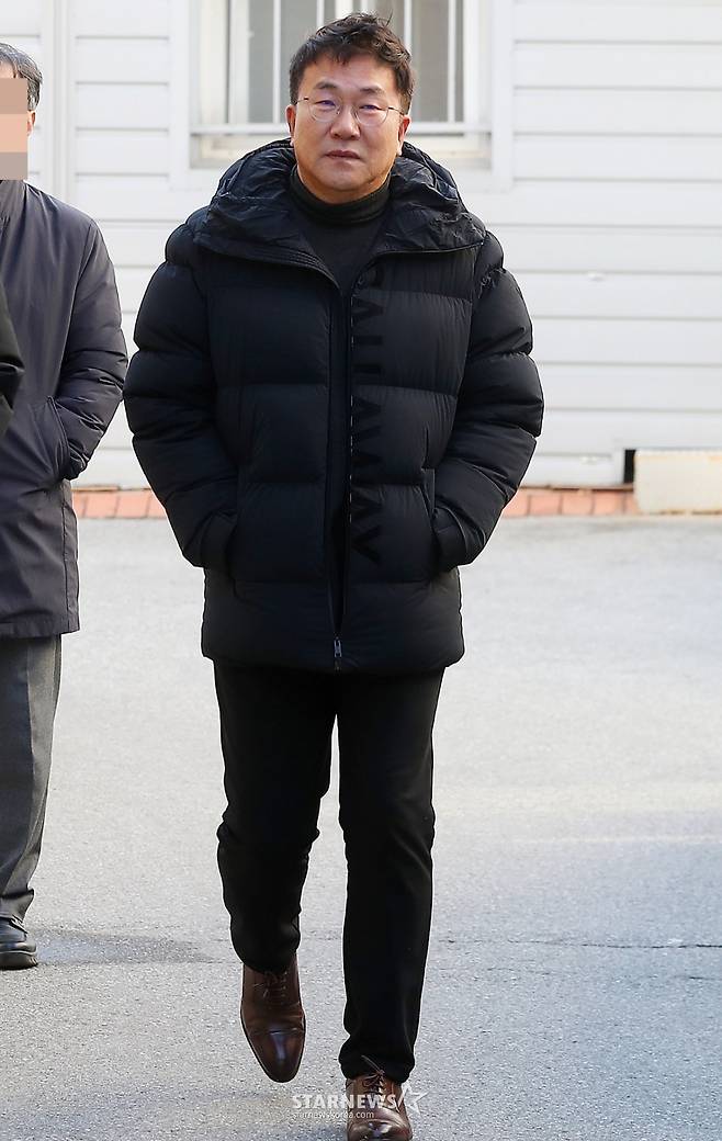 배우 선우은숙의 친언니 A씨를 강제 추행한 혐의로 재판에 넘겨진 아나운서 출신 방송인 유영재가 17일 오후 경기 성남시 수원지방법원 성남지원에서 열린 3차 공판에 출석하고 있다. 2024.12.17 /사진=김창현 chmt@