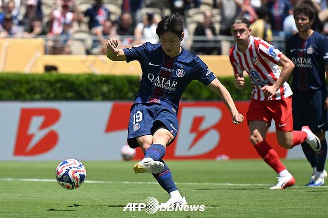 지난 2025 국제축구연맹(FIFA) 클럽 월드컵에서 골을 넣고 있는 파리 생제르맹(PSG) 이강인. /AFPBBNews=뉴스1