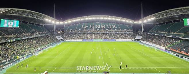 이날 1만 3795명의 관중이 찾은 전주월드컵경기장. 전북 현대는 역대 최단 기간 20만 관중을 돌파하는 겹경사를 누렸다. /사진=김명석 기자