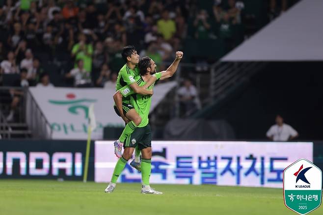 전북 현대 콤파뇨(오른쪽)가 23일 전주월드컵경기장에서 열린 강원FC와의 하나은행 K리그1 2025 23라운드에서 페널티킥을 성공시킨 뒤골 세리머니를 하고 있다. /사진=한국프로축구연맹 제공