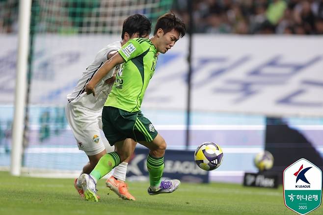 전북 현대 강상윤이 23일 전주월드컵경기장에서 열린 하나은행 K리그1 2025 23라운드 강원FC전에서 볼 경합을 펼치고 있다. /사진=한국프로축구연맹 제공