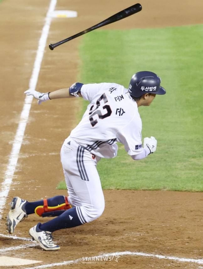Park Joon -Soon court à la première base avec une balle de six bases sur le sol dans le 23e jeu de 23. / Photo = Kim Jin -Kyung Waiting