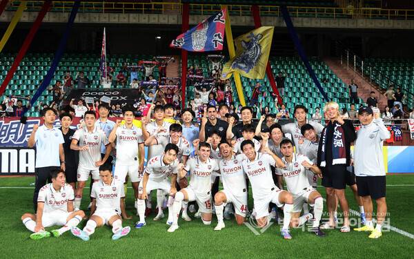 수원FC 선수들 승리 샷, 포항에 5-1 대승