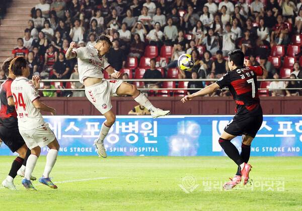 수원FC 윌리안이 연속으로 넣는 모습.